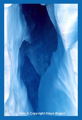 Tiefblau leuchten die Spalten eines Gletschers