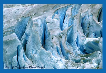 Tiefe Spalten bilden sich im Eis der Gletscherzunge