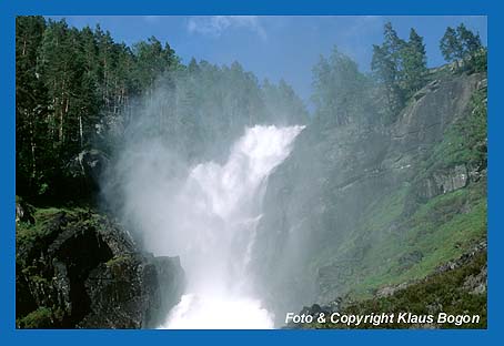 Mit Urgewalten strzt dieser Wasserfall (Lade Foss) zu Tal und bildet Wassernebel